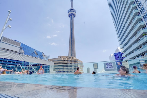 Una piscina al aire libre de temporada