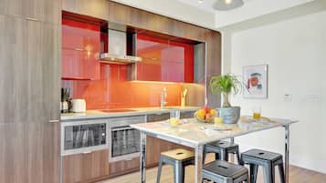 Coffee/tea maker, full-sized fridge, microwave, oven