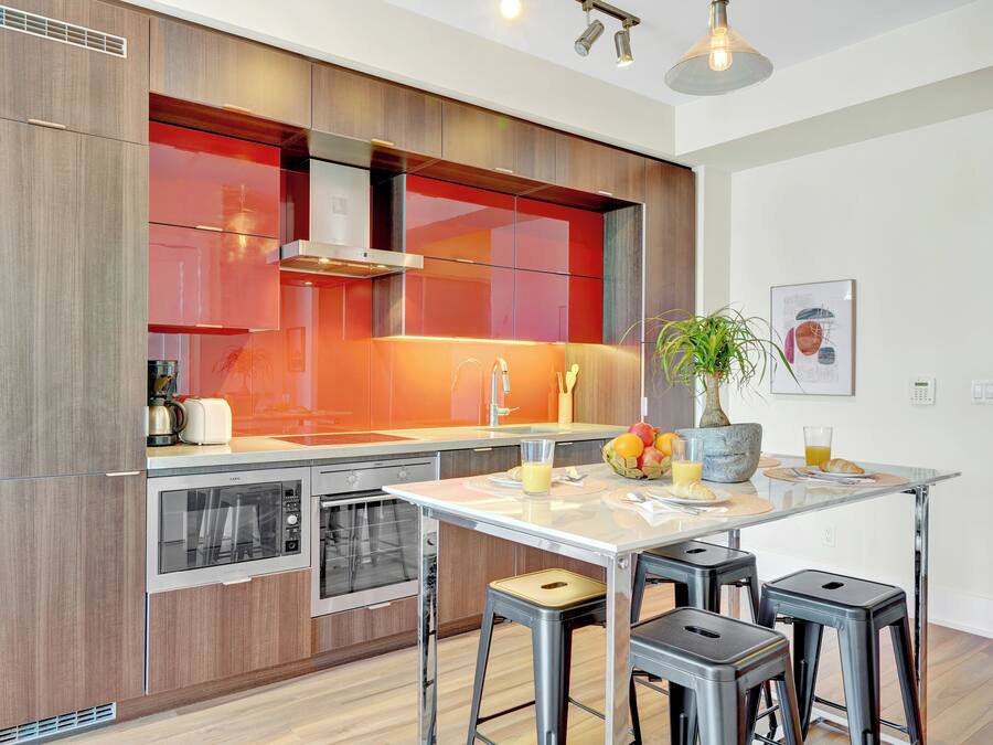 Coffee/tea maker, full-size fridge, microwave, oven