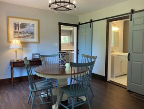 Dining - Cozy 3-bedroom cottage in Lincoln (Lincoln)