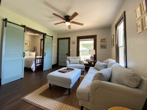 Living area - Cozy 3-bedroom cottage in Lincoln (Lincoln)