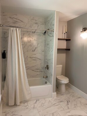 Bathroom - Cozy 3-bedroom cottage in Lincoln (Lincoln)