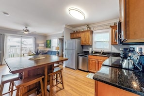 Coffee/tea maker, fridge, microwave, oven - Modern condo with balcony, central AC, private washer/dryer - walk to beach (Tybee Island)