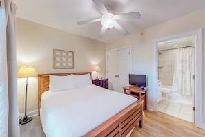 2 bedrooms, iron/ironing board, WiFi (free) - Modern condo with balcony, central AC, private washer/dryer - walk to beach (Tybee Island)
