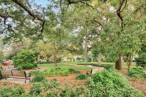 A park with benches and pathways. - Historic downtown gem - walk to SCAD/City Market/Forsyth Park (Savannah)