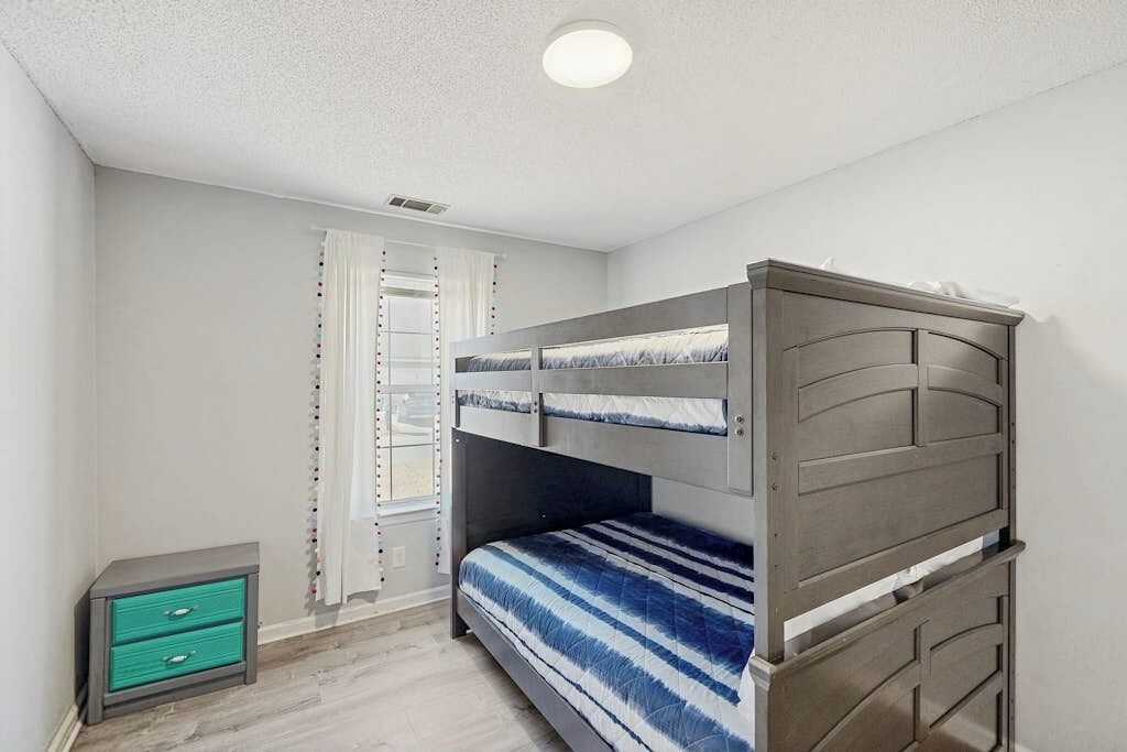 3 bedrooms, WiFi (free), bed sheets