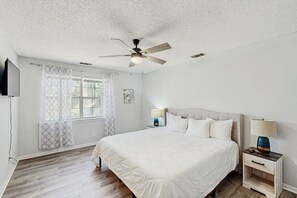 WiFi (free), bed sheets - Well-appointed home with spacious backyard, firepit, streaming, & central AC (Savannah)