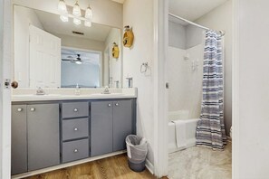 Shower, towels - Well-appointed home with spacious backyard, firepit, streaming, & central AC (Savannah)