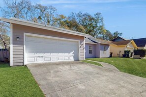 Exterior - Well-appointed home with spacious backyard, firepit, streaming, & central AC (Savannah)