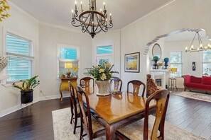 Dining - Charming Victorian home with modern comforts & steps from parks (Savannah)