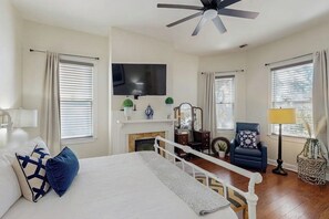 Iron/ironing board, WiFi (free), bed sheets - Charming Victorian home with modern comforts & steps from parks (Savannah)