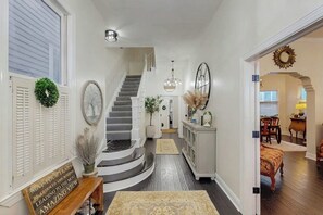 Lobby - Charming Victorian home with modern comforts & steps from parks (Savannah)