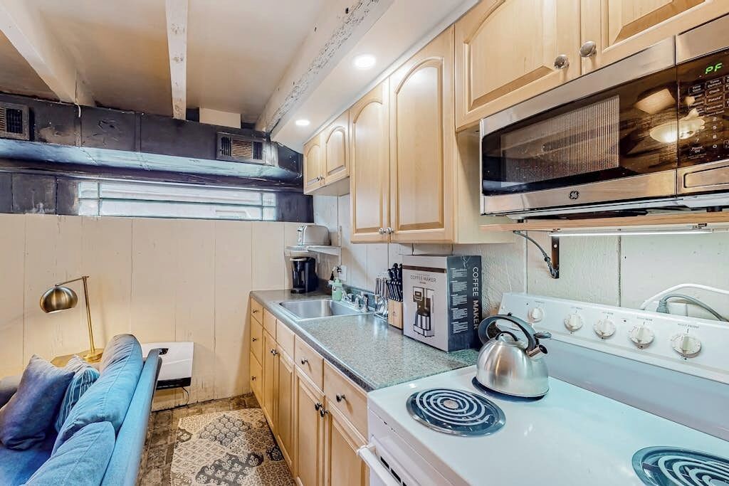 Coffee/tea maker, fridge, microwave, oven