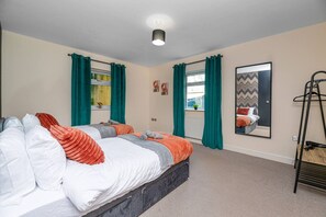 Iron/ironing board, WiFi, bed sheets - Hot Tub, 3 Bedroom Retreat, Near Snowdon, WIFI, Parking, Sleeps 6 (Penmorfa)