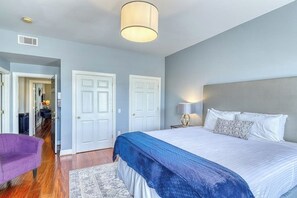 Iron/ironing board, WiFi (free), bed sheets - Luxury vacation rental with ample privacy - highly walkable, close to downtown (Savannah)