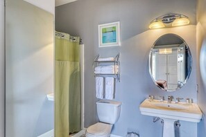 Shower, towels - Luxury vacation rental with ample privacy - highly walkable, close to downtown (Savannah)