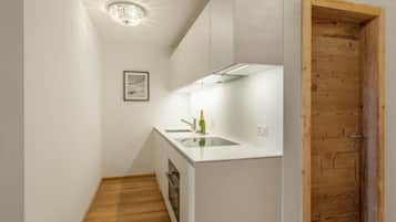 Fridge, oven, dishwasher, cookware/dishes/utensils