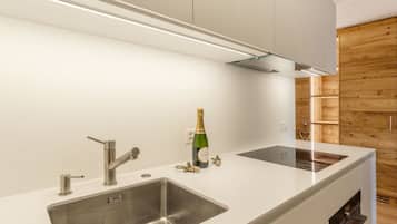 Fridge, oven, dishwasher, cookware/dishes/utensils