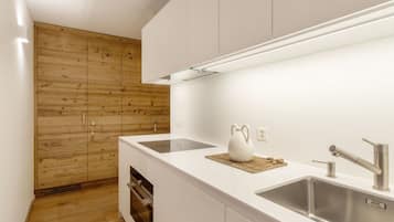Fridge, oven, dishwasher, cookware/dishes/utensils