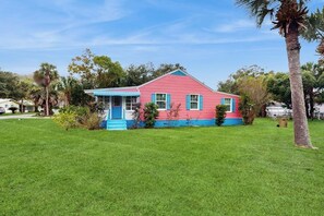 Exterior - Beachy dog-friendly home, blocks to the restaurants, fishing pier & beach (Tybee Island)