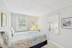 Iron/ironing board, WiFi (free), bed sheets - Beachy dog-friendly home, blocks to the restaurants, fishing pier & beach (Tybee Island)