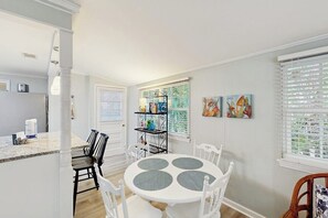 Dining - Beachy dog-friendly home, blocks to the restaurants, fishing pier & beach (Tybee Island)