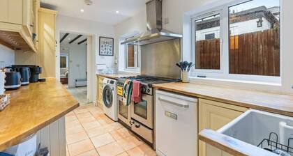 Traditional 2 Bed Cottage, Otford, Games Room, Sleeps 4, Parking