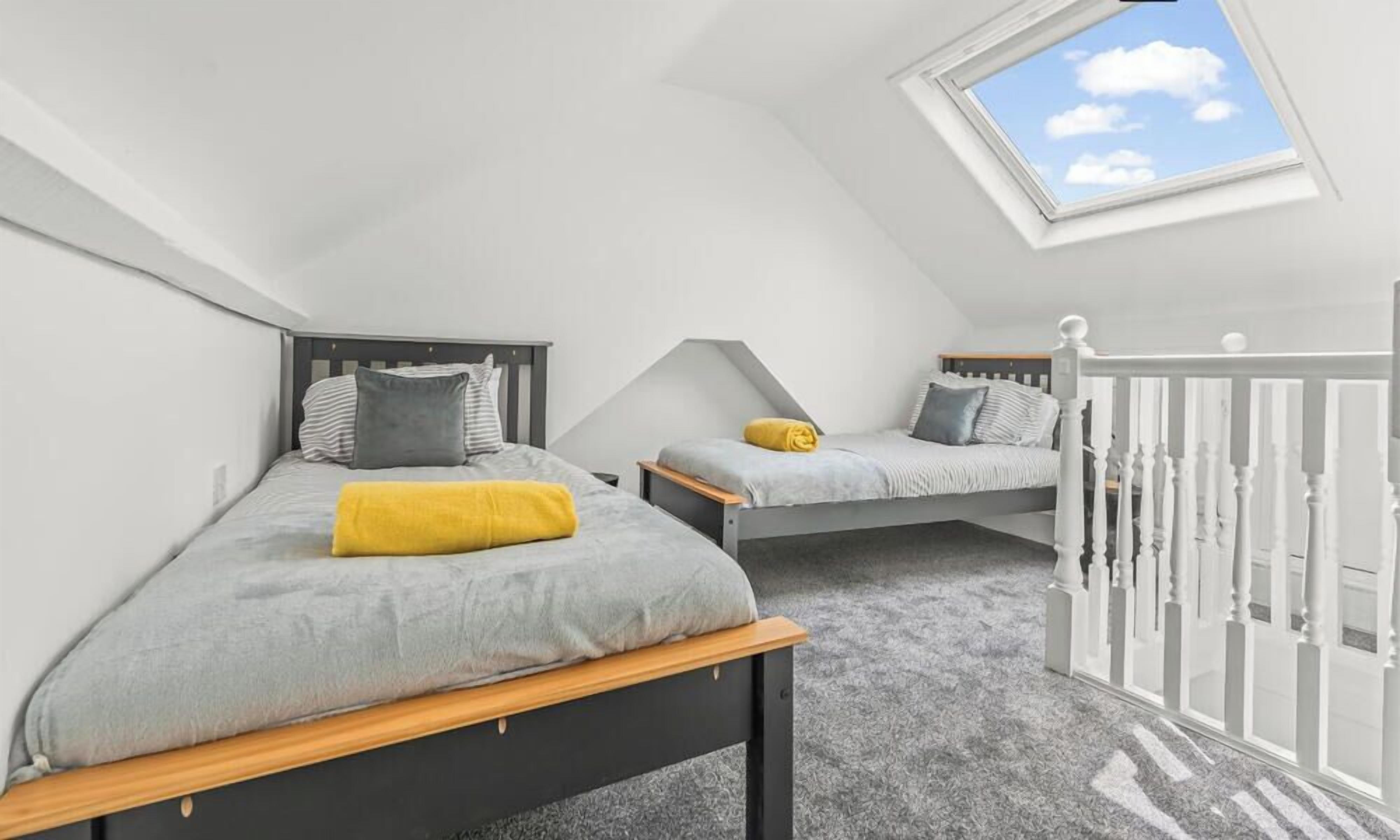 Desk, WiFi, bed sheets