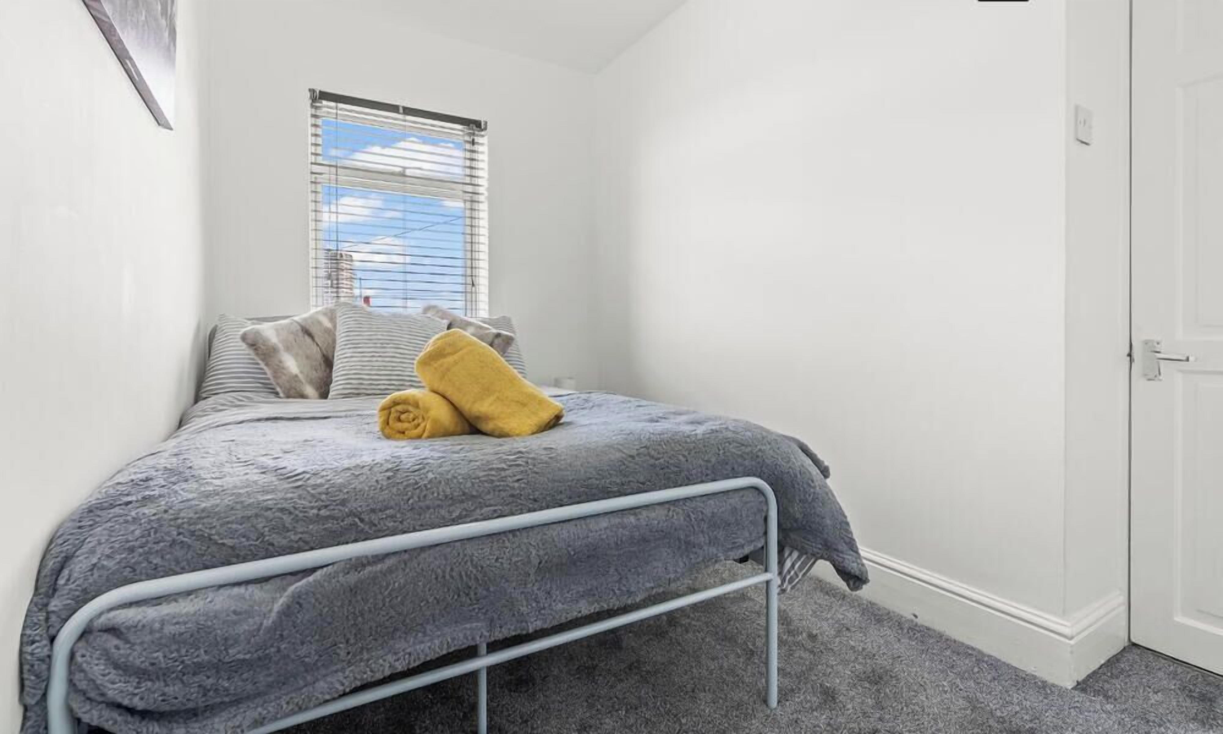 Desk, WiFi, bed sheets