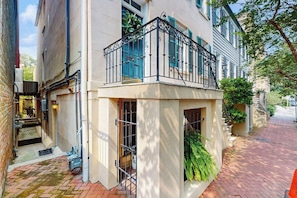 Exterior - Cozy, downtown townhouse w/ free WiFi & central A/C - walk everywhere (Savannah)