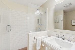 Shower, hair dryer, towels - Cozy, downtown townhouse w/ free WiFi & central A/C - walk everywhere (Savannah)