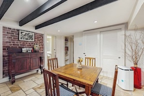 Dining - Cozy, downtown townhouse w/ free WiFi & central A/C - walk everywhere (Savannah)
