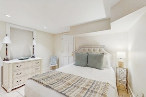 Iron/ironing board, WiFi (free), bed sheets - Cozy, downtown townhouse w/ free WiFi & central A/C - walk everywhere (Savannah)