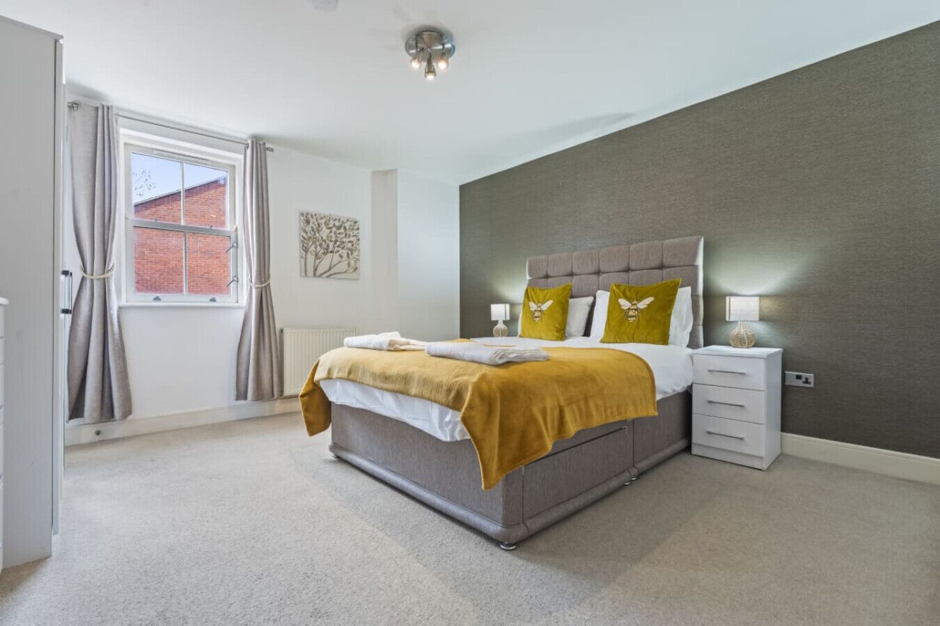Desk, iron/ironing board, WiFi, bed sheets
