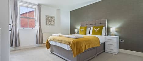 2 bedrooms, desk, iron/ironing board, WiFi