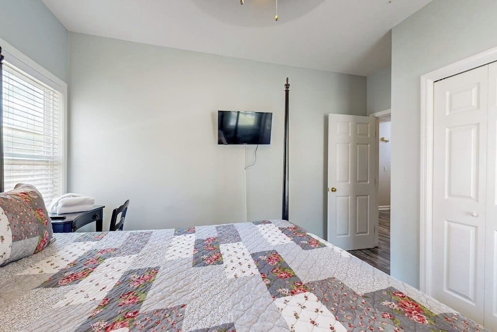 3 bedrooms, WiFi (free), bed sheets