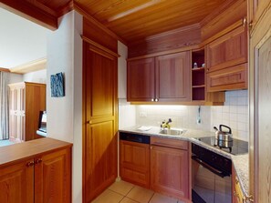 Kühlschrank, Ofen, Geschirrspüler, Kochgeschirr/Geschirr/Besteck