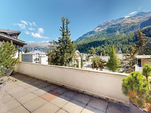 Een balkon met uitzicht op een stad en bergen.