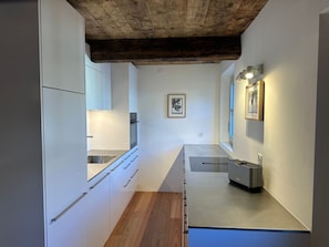 Kühlschrank, Ofen, Geschirrspüler, Kochgeschirr/Geschirr/Besteck
