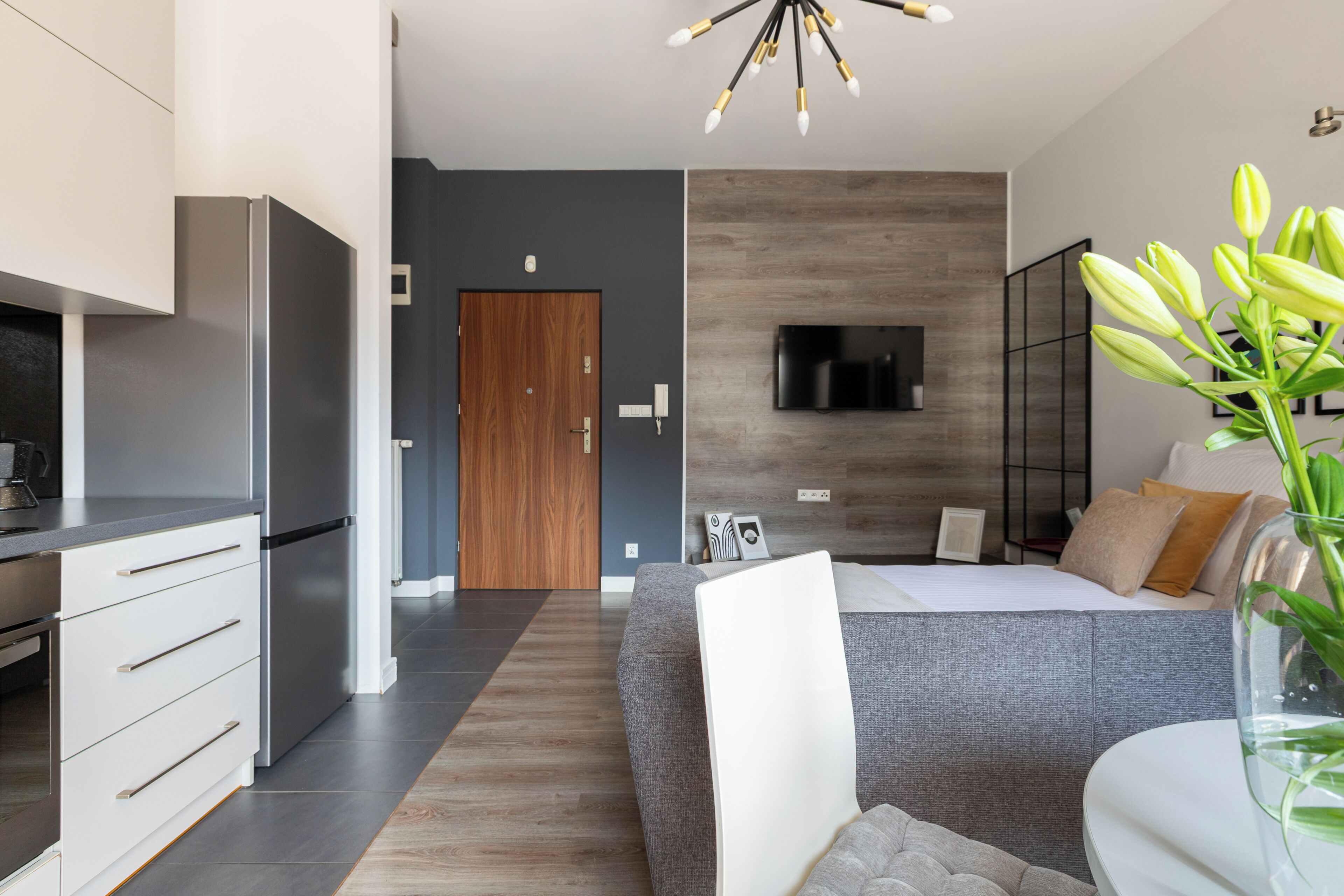 Ein modernes Schlafzimmer mit Bett, Nachttisch und einem großen Fenster.