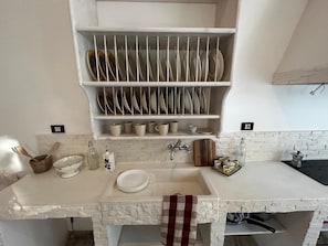 Cafetera i tetera, frigorífic, forn i placa de cuina 