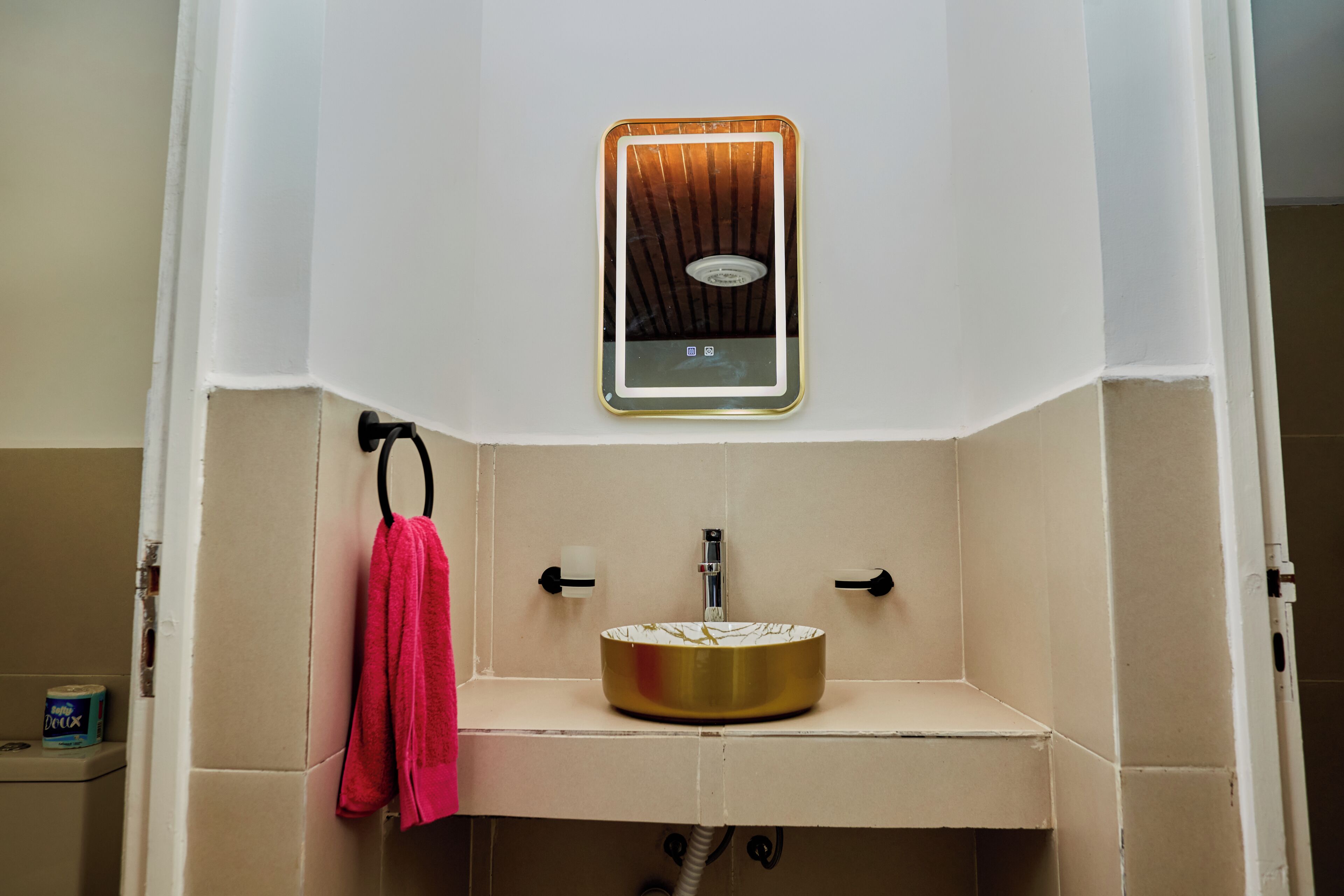 Kamar Double Ekonomi | Kamar mandi | Perlengkapan mandi gratis, sandal, handuk, dan sabun