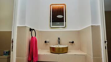 Kamar Double Ekonomi | Kamar mandi | Perlengkapan mandi gratis, sandal, handuk, dan sabun