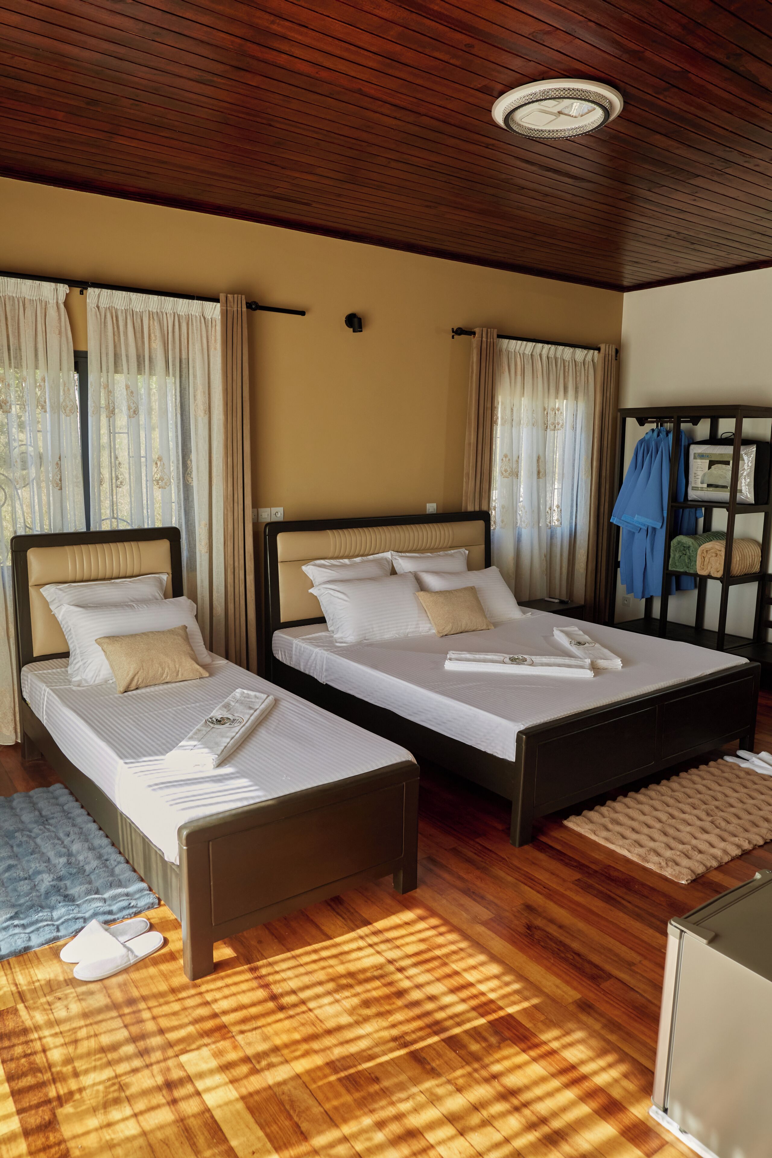 Bungalow familiar, vistas al jardín | Escritorio, cortinas opacas, sistema de insonorización y wifi gratis