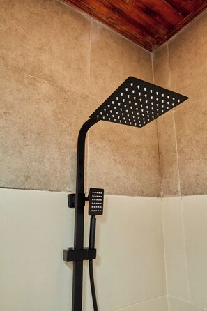 Un cabezal de ducha con diseño curvo negro y panel de control.