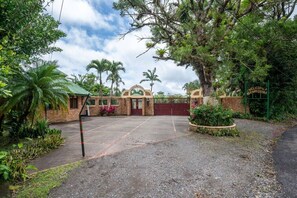 A gated entrance with a sign reading 'Welcome to Buenavista.' - Buena Vista Mountain Nest |2BR | Lake Views | Pool (Tilarán)