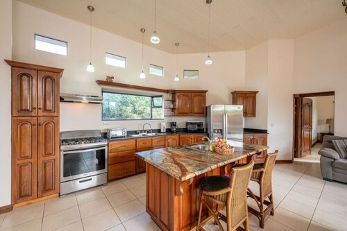 Buena Vista Mountain Nest |2BR | Lake Views | Pool