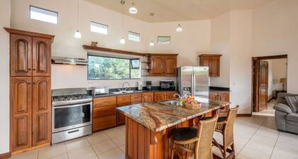 Buena Vista Mountain Nest |2BR | Lake Views | Pool