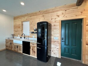Wasserkocher mit Kaffee-/Teezubehör, Kühlschrank, Mikrowelle, Ofen