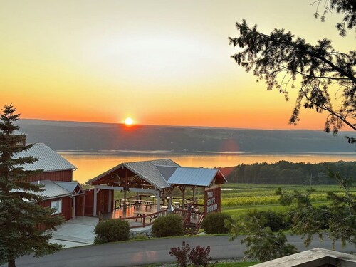 VRFLX Seneca View Estate | Group Wine Trail Stay